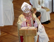 Altarweihe mit Alt-Erzbischof Alois Kothgasser