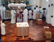 Altarweihe mit Alt-Erzbischof Alois Kothgasser