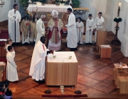 Altarweihe mit Alt-Erzbischof Alois Kothgasser