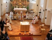 Altarweihe mit Alt-Erzbischof Alois Kothgasser
