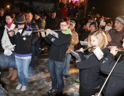 Auftakt der Mieminger Fasnacht – Stöttlhex übernimmt Gemeinde-Schlüssel