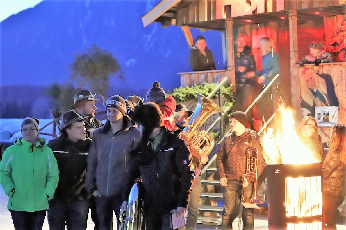 Fasnachts-Kehraus in Mieming – Vor ihrem Abflug gab die Stöttlhex den Gemeindeschlüssel zurück