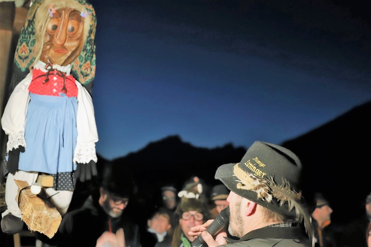 Fasnachts-Kehraus in Mieming – Vor ihrem Abflug gab die Stöttlhex den Gemeindeschlüssel zurück