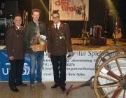 Feuerwehrball 2014 – Frage beim Schätzspiel „Wie schwer ist eine Schlauchhaspel?“