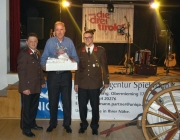 Feuerwehrball 2014 – Frage beim Schätzspiel „Wie schwer ist eine Schlauchhaspel?“
