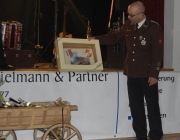 Feuerwehrball 2014 – Frage beim Schätzspiel „Wie schwer ist eine Schlauchhaspel?“
