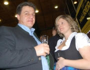 Feuerwehrball 2014 – Frage beim Schätzspiel „Wie schwer ist eine Schlauchhaspel?“
