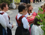 Herz-Jesu-Prozession 2013 – Pfarrfest in der Barwieser Agrarmaschinenhalle