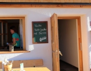 Ein Tag beim Hüttenteam auf der Hochfeldern Alm