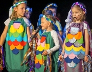 Kindergarten Barwies spielt das Musical „Der Regenbogenfisch“