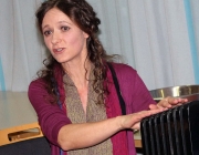 Sabine Gamsjäger zur Klangstein-Therapie – “…spricht Menschen körperlich und geistig an“