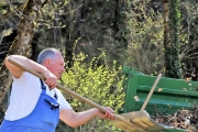 Laubsammler am Badesee – Die Stockschützen machen die Freizeitanlage frühlingsfit