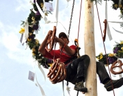 Maifest 2013 - Anschlag auf den Mieminger Maibaum
