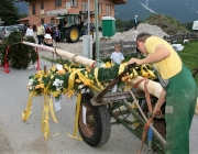 Maibaumaufstellen 2010 in Obermieming
