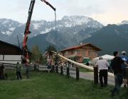 Maibaumaufstellen 2010 in Obermieming