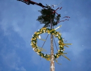 Maibaumaufstellen 2010 in Obermieming