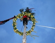 Maibaumaufstellen 2010 in Obermieming