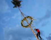 Maibaumaufstellen 2010 in Obermieming