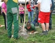 Maibaumaufstellen 2010 in Obermieming