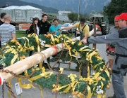 Maibaumaufstellen 2010 in Obermieming