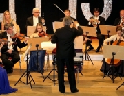 Neujahrskonzert 2015 - Mit Lui Chan, seinem Orchester Festival Sinfonietta Linz und der Sopranistin Eva-Maria Schmid