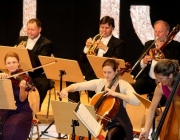Neujahrskonzert 2015 - Mit Lui Chan, seinem Orchester Festival Sinfonietta Linz und der Sopranistin Eva-Maria Schmid