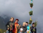 Palmbuschenbinden für Palmsonntag am Steirerhof