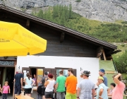 Freilichtbühne Seeben Alm – Almvieh und Wanderer begegnen sich Aug‘ in Aug‘