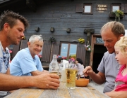 Freilichtbühne Seeben Alm – Almvieh und Wanderer begegnen sich Aug‘ in Aug‘