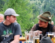 Freilichtbühne Seeben Alm – Almvieh und Wanderer begegnen sich Aug‘ in Aug‘