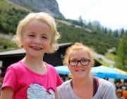 Freilichtbühne Seeben Alm – Almvieh und Wanderer begegnen sich Aug‘ in Aug‘