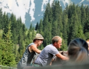Freilichtbühne Seeben Alm – Almvieh und Wanderer begegnen sich Aug‘ in Aug‘