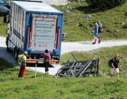 Freilichtbühne Seeben Alm – Almvieh und Wanderer begegnen sich Aug‘ in Aug‘