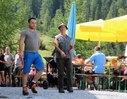 Freilichtbühne Seeben Alm – Almvieh und Wanderer begegnen sich Aug‘ in Aug‘