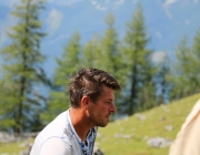 Freilichtbühne Seeben Alm – Almvieh und Wanderer begegnen sich Aug‘ in Aug‘