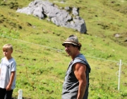 Freilichtbühne Seeben Alm – Almvieh und Wanderer begegnen sich Aug‘ in Aug‘