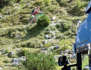 Freilichtbühne Seeben Alm – Almvieh und Wanderer begegnen sich Aug‘ in Aug‘