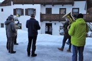 A guets Nuis 2018 allen in Mieming! – Die Musikkapelle überbrachte ihre Neujahrsgrüße heuer an einem Sonntag