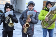 A guets Nuis 2018 allen in Mieming! – Die Musikkapelle überbrachte ihre Neujahrsgrüße heuer an einem Sonntag