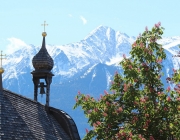 St. Josefskapelle im Mai – Symbol-Monat mit Kastanienblüte