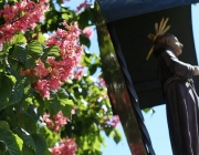 St. Josefskapelle im Mai – Symbol-Monat mit Kastanienblüte