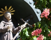 St. Josefskapelle im Mai – Symbol-Monat mit Kastanienblüte