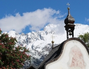 St. Josefskapelle im Mai – Symbol-Monat mit Kastanienblüte