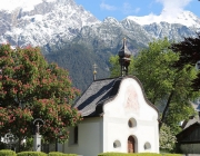 St. Josefskapelle im Mai – Symbol-Monat mit Kastanienblüte