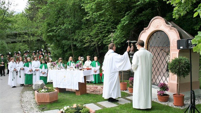 Einsegnung der Bachkapelle 2008, Pfarrer H. Traxl, Foto: Knut Kuckel