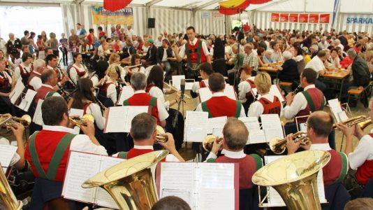 100 Jahre Gasthof Neuwirt, Beim ORF-Frühschoppen spielte die Musikkapelle Mieming, Foto: Günther Stecher