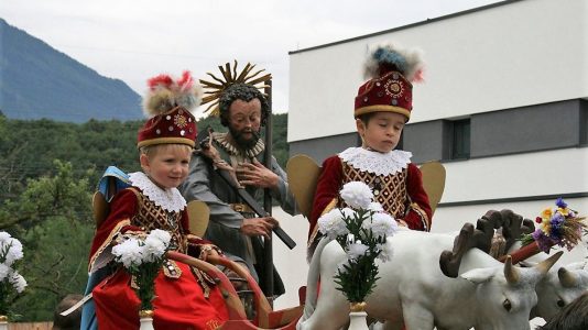 Hilfreiche Engel. Heuer waren das der 3 1/2jährige Manuel Kapeller aus Obermieming und der 4jährige Jonas Maurer aus Untermieming. Foto: Knut Kuckel