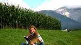 Die Autorin Ingeborg Schmid-Mummert liest vor der Kulisse von Barwies im Mieming-Buch, Foto: Knut Kuckel
