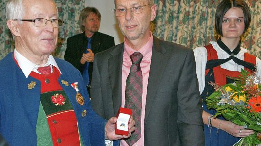 Bürgermeister Franz Dengg verleiht den 1. Ehrenring der Gemeinde Mieming an Siegfried Köll. Foto: Anni Fischer
