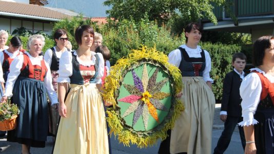 Die Mieminger Bäuerinnen lassen in der Messe ihre Kräutersträuße weihen, die sie nach der Prozession verteilen. Foto: Knut Kuckel